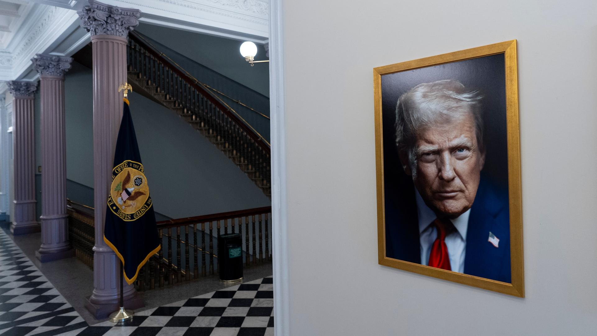 Das neue offizielle Porträt von Präsident Donald Trump hängt im Eisenhower Executive Office Building auf dem Campus des Weißen Hauses. 02.06.2025, in Washington. Das neue offizielle Porträt von Präsident Donald Trump hängt im Eisenhower Executive Office Building auf dem Campus des Weißen Hauses. 02.06.2025, in Washington.
