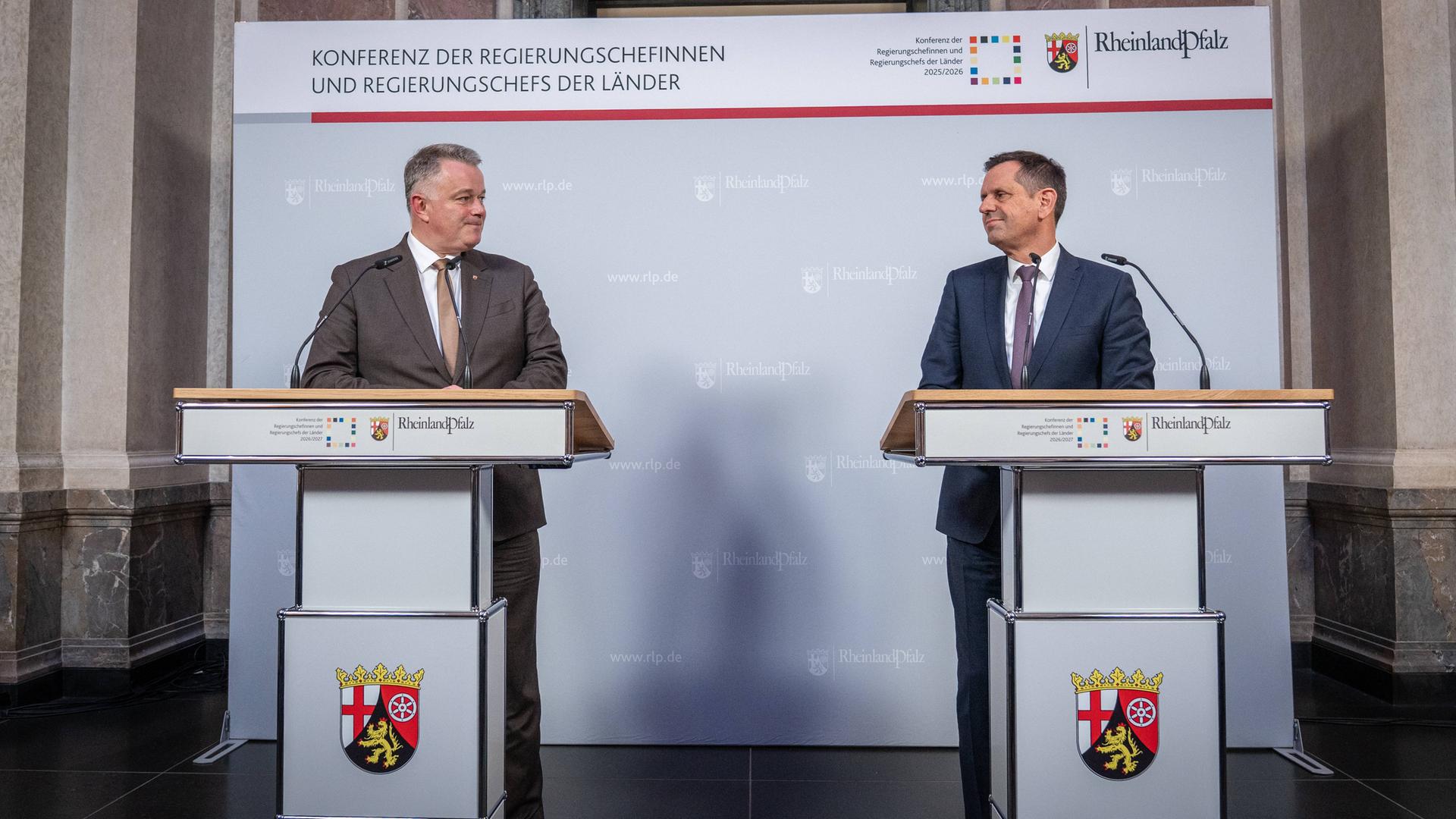Abschlusspressekonferenz der letzten Ministerpräsidentenkonferenz im Oktober 2026: Gordon Schnieder (CDU), Ministerpräsident Rheinland-Pfalz, mit Olaf Lies (SPD, r), Ministerpräsident Niedersachsen