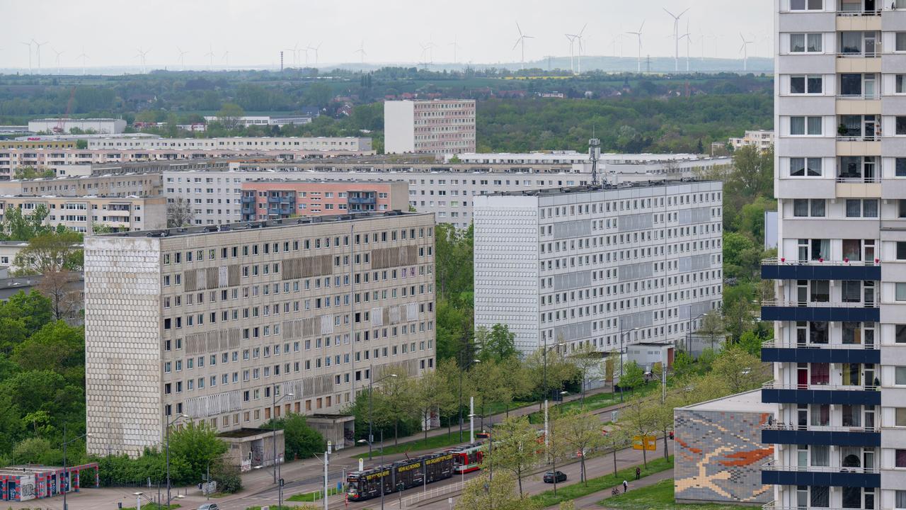 Blick auf einen leerstehenden DDR-Wohnblock im Plattenbaugebiet Halle-Neustadt in Halle/Saale.