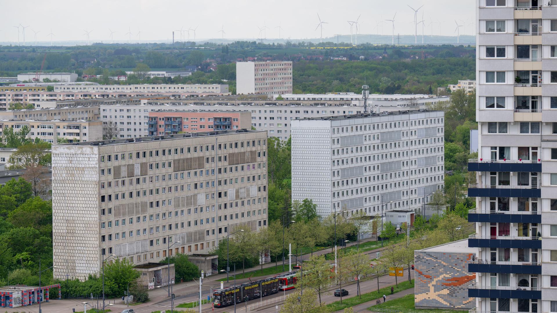 Blick auf einen leerstehenden DDR-Wohnblock im Plattenbaugebiet Halle-Neustadt in Halle/Saale.