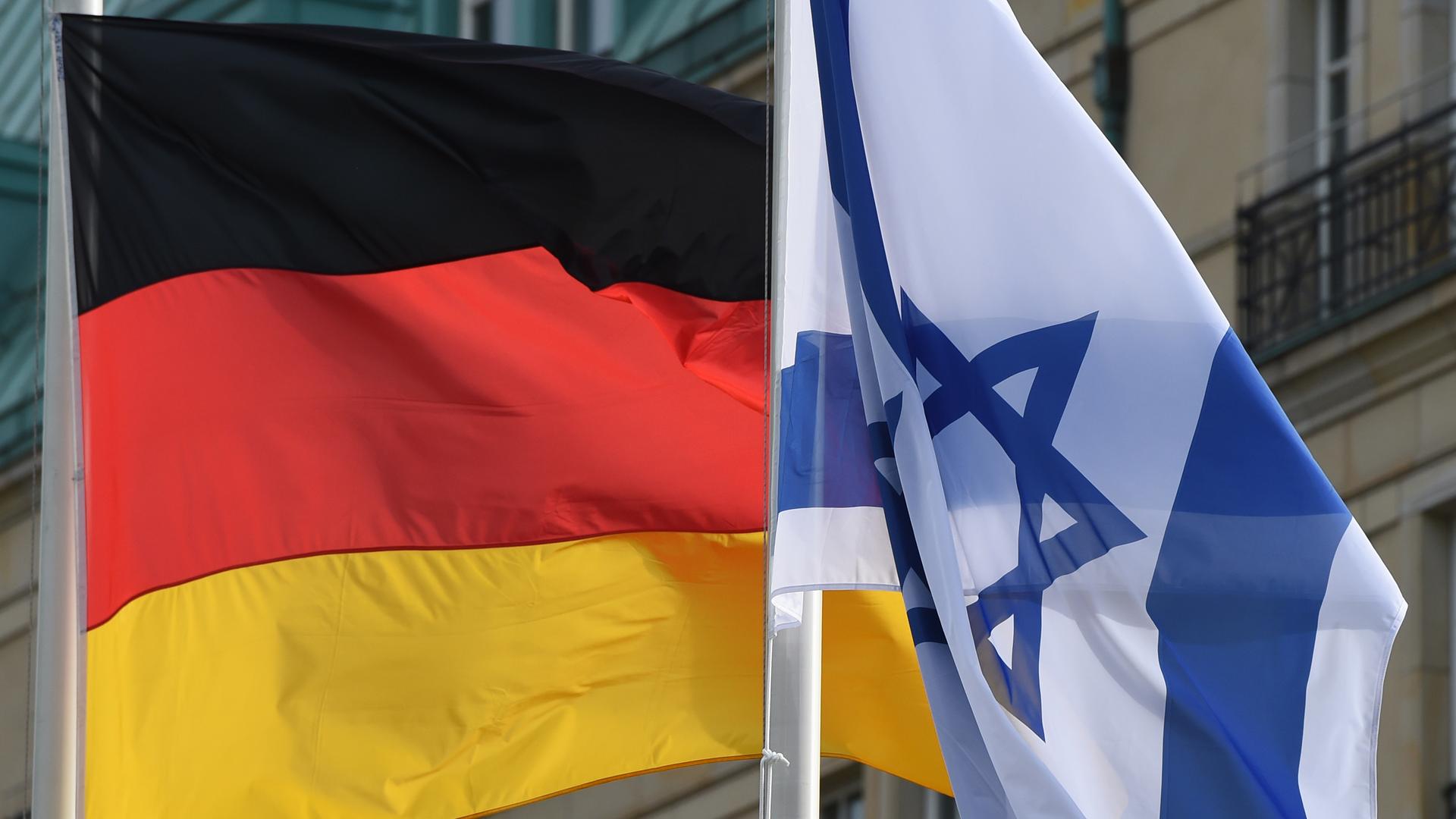 Wehende Fahnen von Deutschland und Israel Wehende Fahnen von Deutschland und Israel