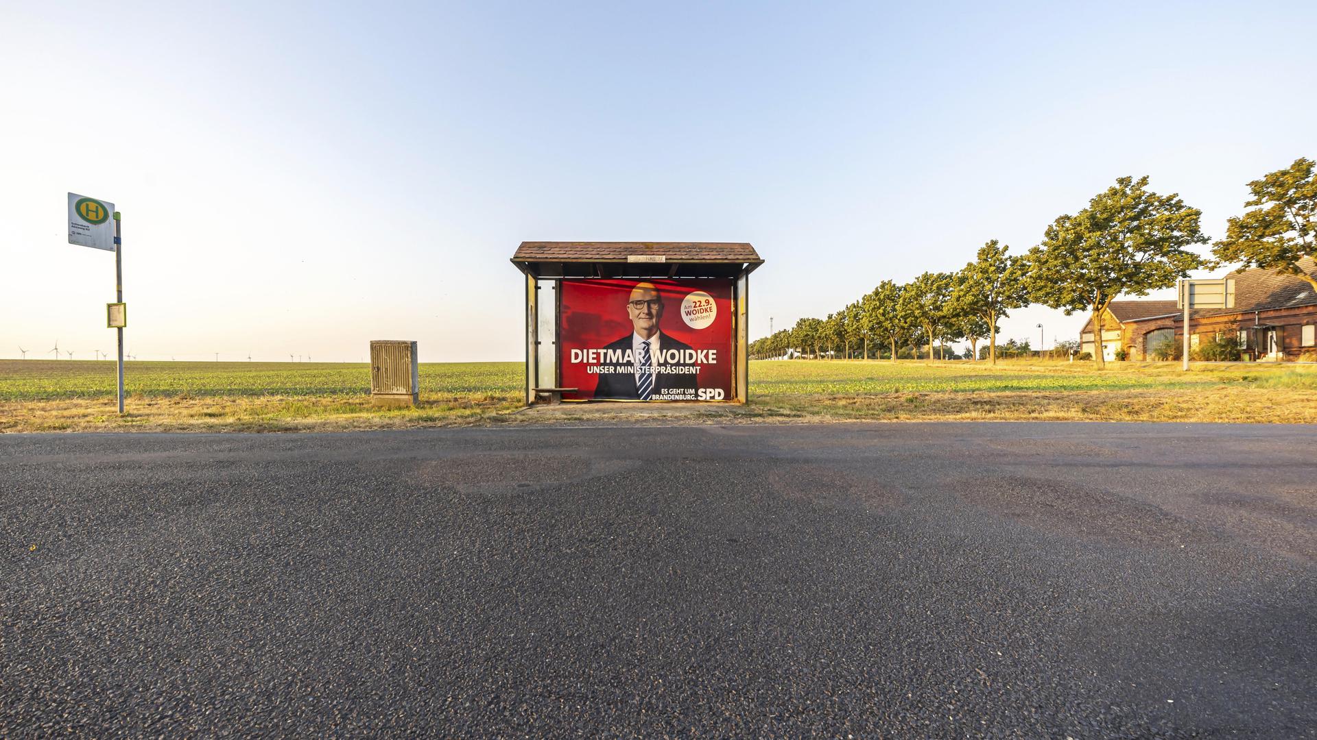 Landtagswahl in Brandenburg. Wartehäuschen auf freiem Feld mit einem Wahlplakat von Ministerpräsident Dietmar Woidke, SPD. Schwabeck, Treuenbrietzen, Brandenburg, Deutschland, Europa
