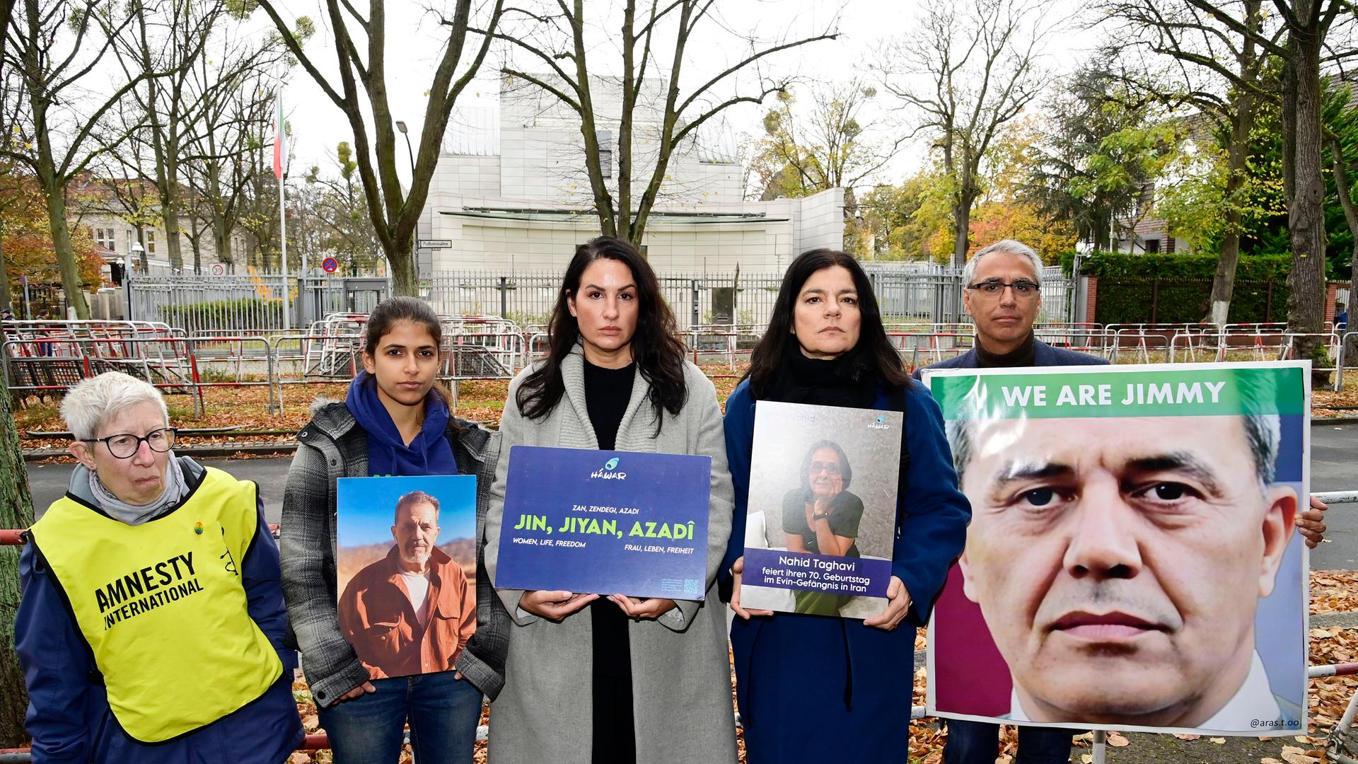 Stefanie Krebs-Pahlke, Daniela Sepehri, Minu Barati und Jasmin Tabatabai (von links) bei einer Protestaktion vor der Botschaft der Islamischen Republik Iran nach der Hinrichtung des Deutsch-Iraners Jamshid Sharmahd. Berlin, 29.10.2024