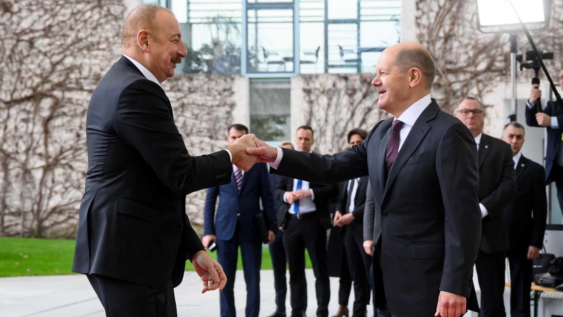 Berlin: Bundeskanzler Olaf Scholz (r, SPD) empfängt Ilham Aliyev, Präsident von Aserbaidschan, zu einem Gespräch vor dem Bundeskanzleramt.