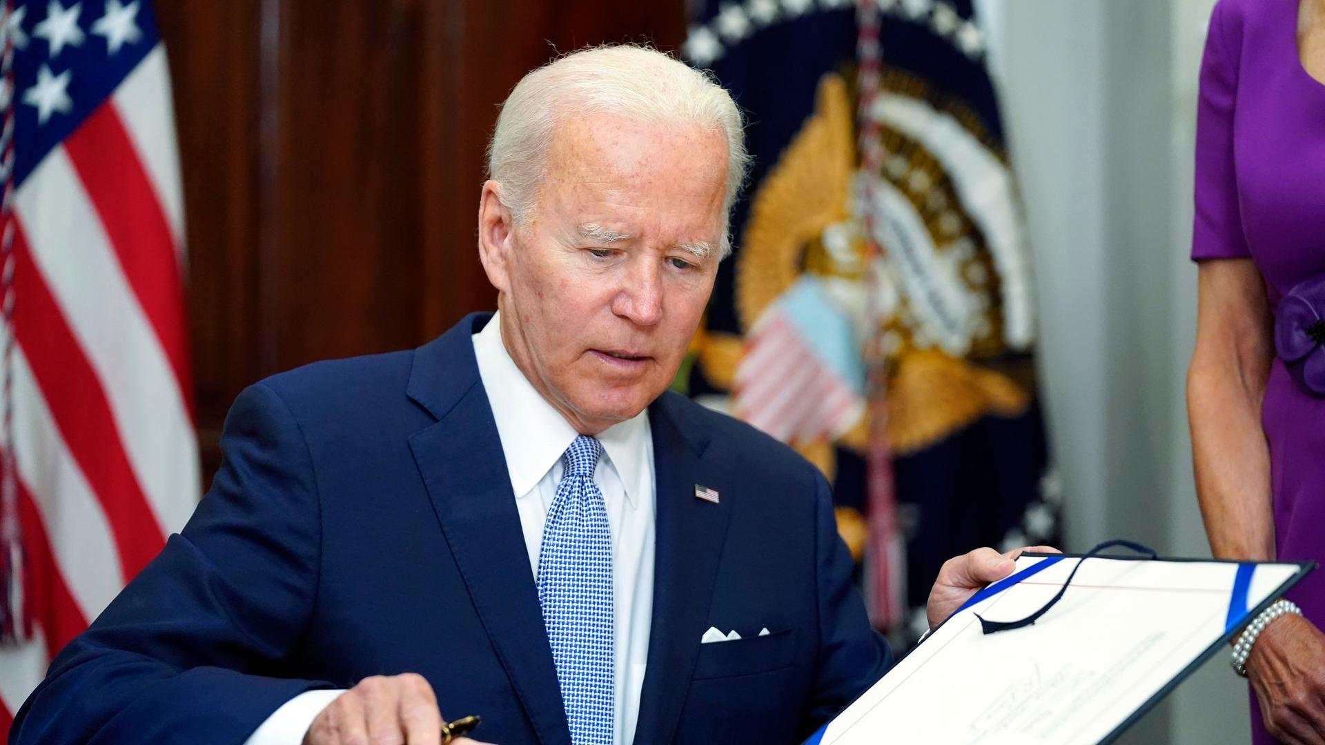 US-Präsident Joe Biden unterzeichnet im Roosevelt Room des Weißen Hauses den Gesetzentwurf zur Waffensicherheit. US-Präsident Joe Biden unterzeichnet im Roosevelt Room des Weißen Hauses den Gesetzentwurf zur Waffensicherheit.