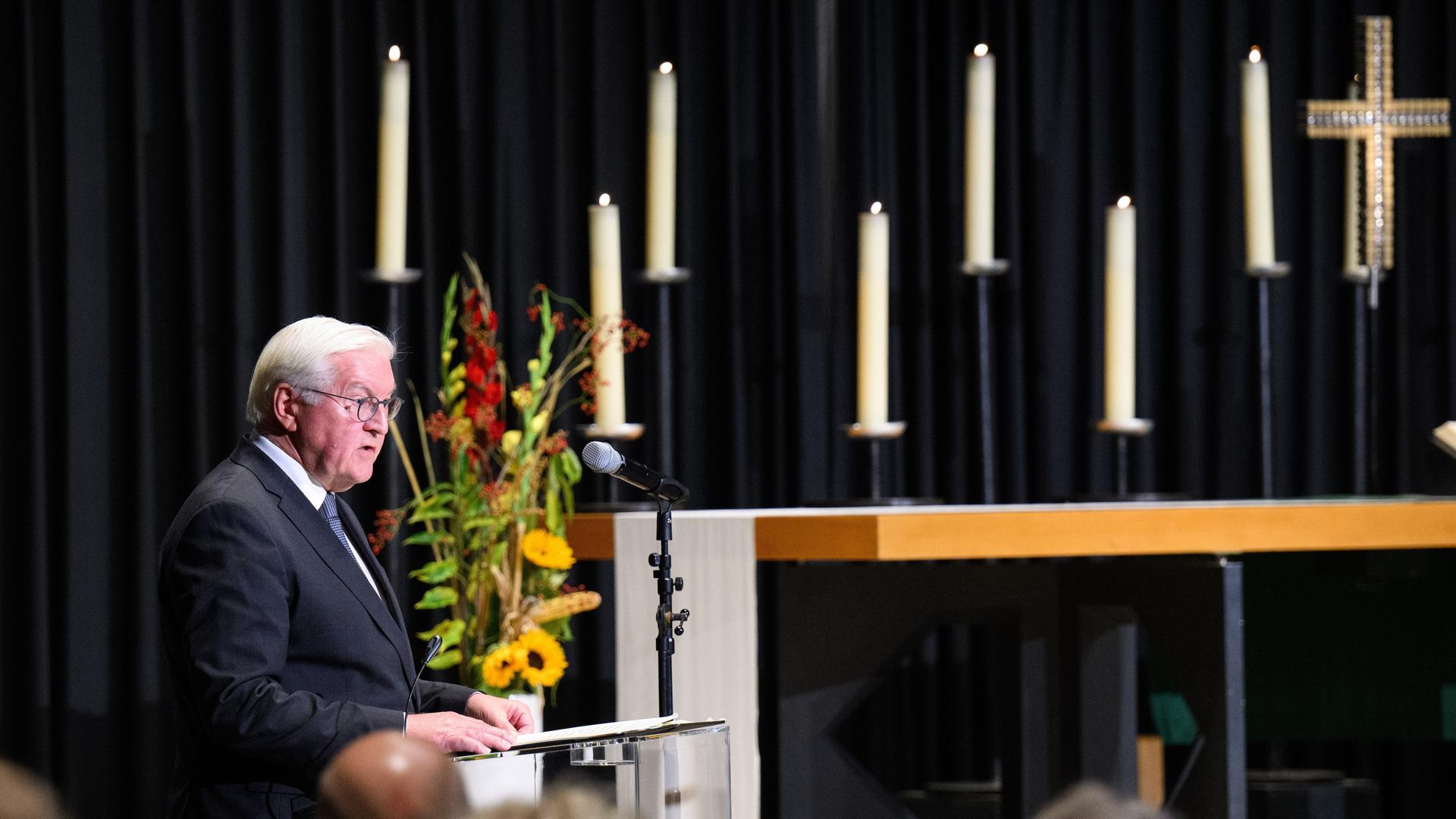 Berlin: Bundespräsident Frank-Walter Steinmeier spricht bei der zentralen Gedenkveranstaltung zum Jahrestag des Hamas-Angriffs auf Israel vom 7. Oktober 2023 in der Kaiser-Wilhelm-Gedächtniskirche. 