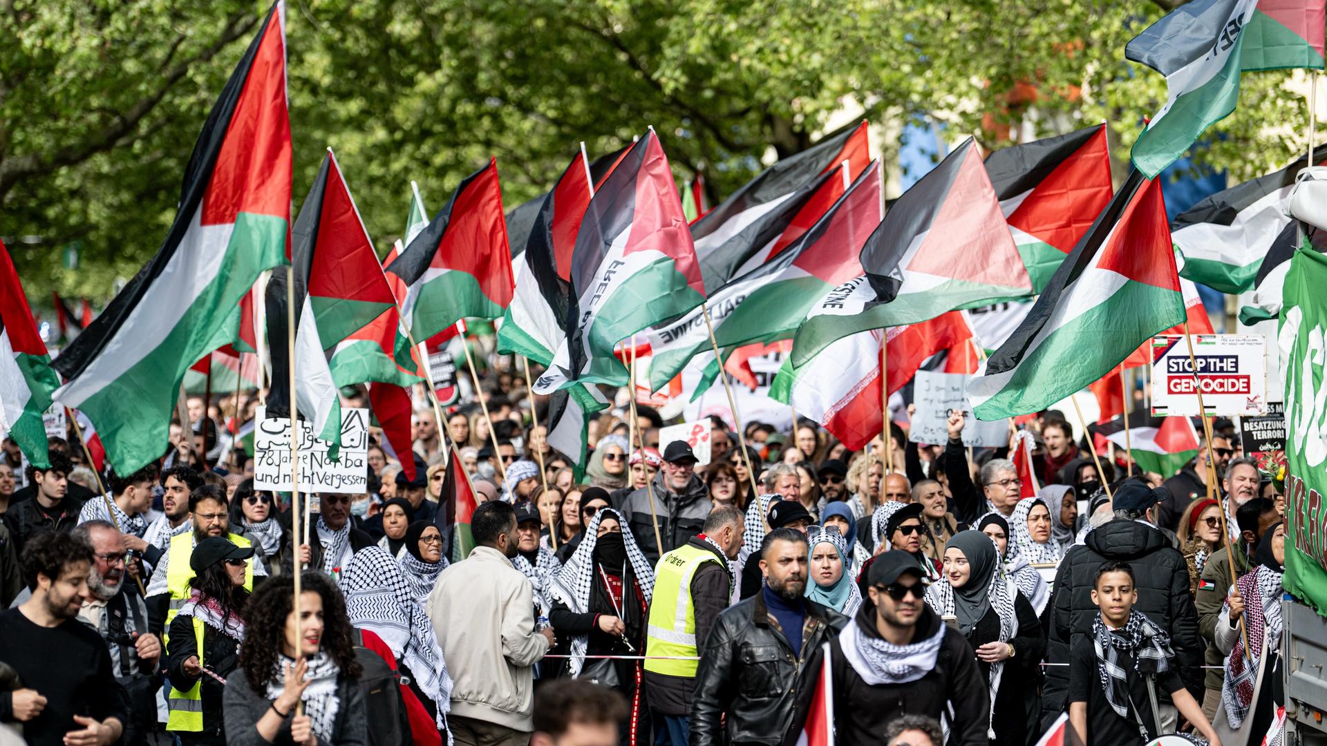 Das Bild zeigt Menschen, die in Berlin an der Demonstration gegen die Besatzung Palästinas teilnehmen.