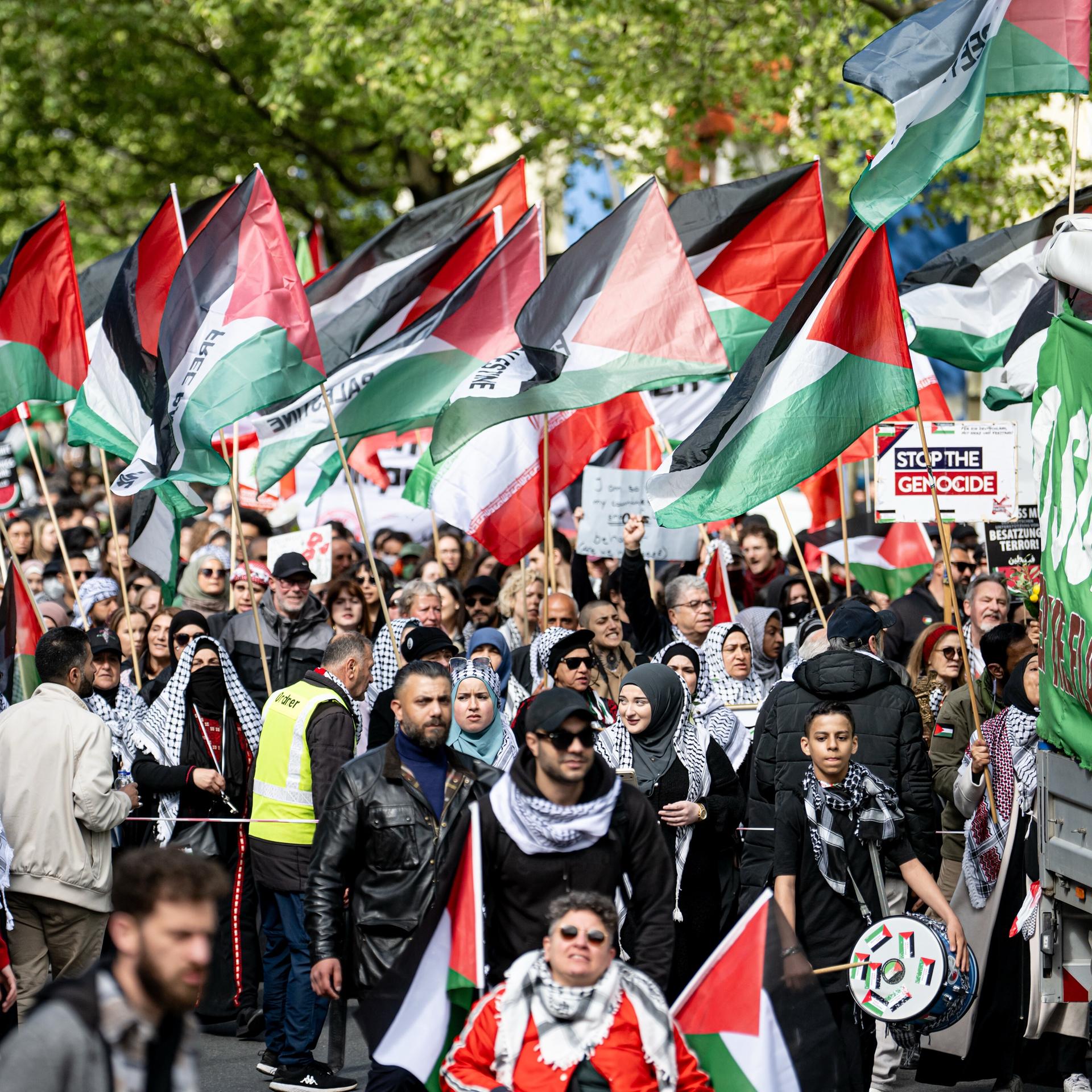 Das Bild zeigt Menschen, die in Berlin an der Demonstration gegen die Besatzung Palästinas "Al Nakba" teilnehmen.