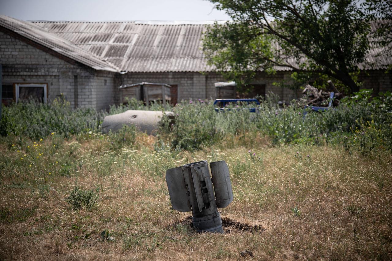Eine russische Rakete steckt im Boden vor einem Bauernhaus in Slowjansk in der Ostukraine.