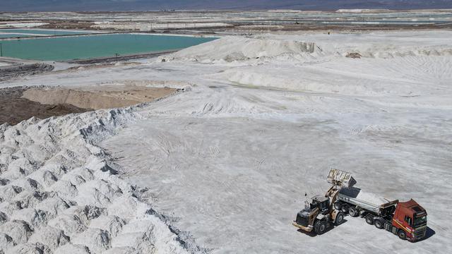 Arbeiter einer Lithiummine transportiert in der Atacama-Wüste im Salar de Atacama ein Nebenprodukt. 