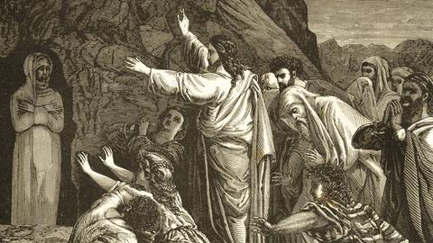 Lazarus tritt aus der Gruft hervor. Vor ihm steht Jesus, auf dem Boden staunende Menschen. 