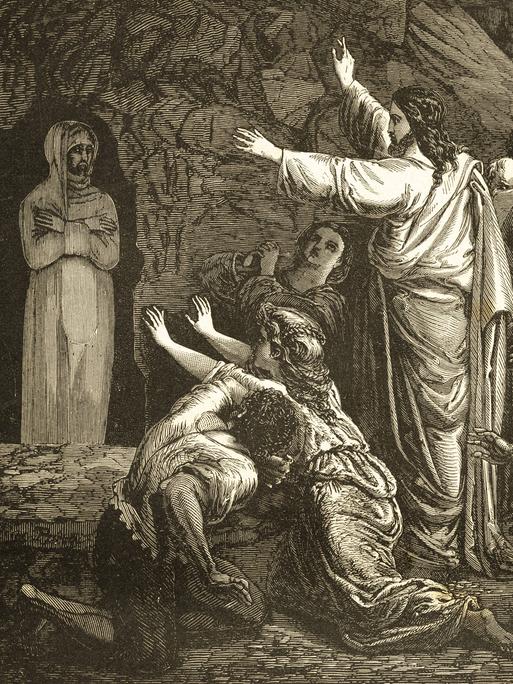 Lazarus tritt aus der Gruft hervor. Vor ihm steht Jesus, auf dem Boden staunende Menschen. 