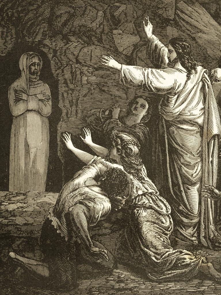 Lazarus tritt aus der Gruft hervor. Vor ihm steht Jesus, auf dem Boden staunende Menschen. 