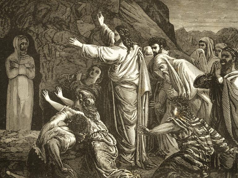 Lazarus tritt aus der Gruft hervor. Vor ihm steht Jesus, auf dem Boden staunende Menschen. 