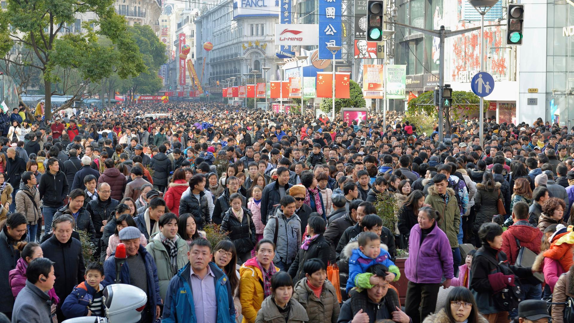 Blick auf eine überfüllte Einkaufsstraße in Shanghai