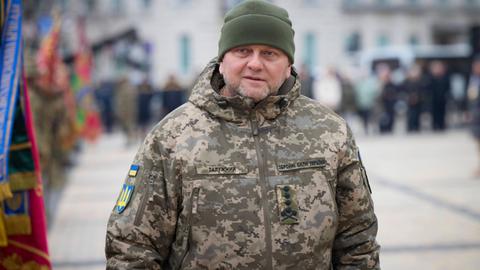 Mit einer Mütze und einer Camouflage-Jacke: der ukrainische Oberbefehlshaber Saluschnyj