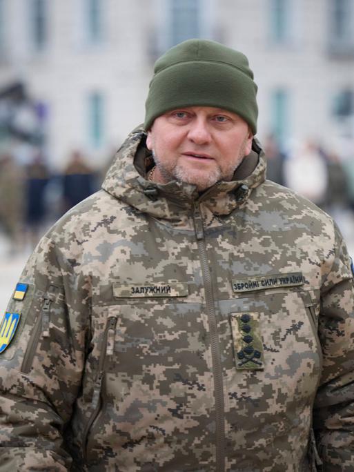 Mit einer Mütze und einer Camouflage-Jacke: der ukrainische Oberbefehlshaber Saluschnyj