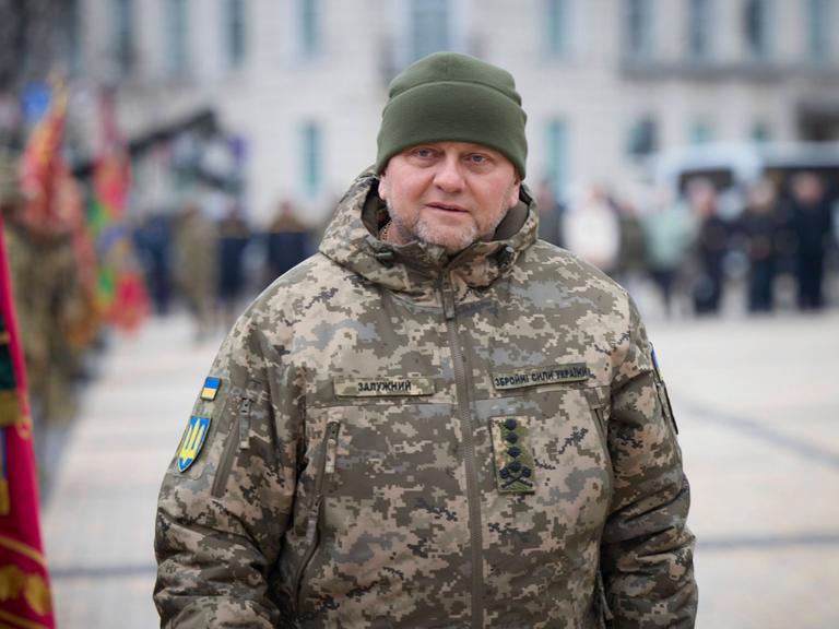Mit einer Mütze und einer Camouflage-Jacke: der ukrainische Oberbefehlshaber Saluschnyj