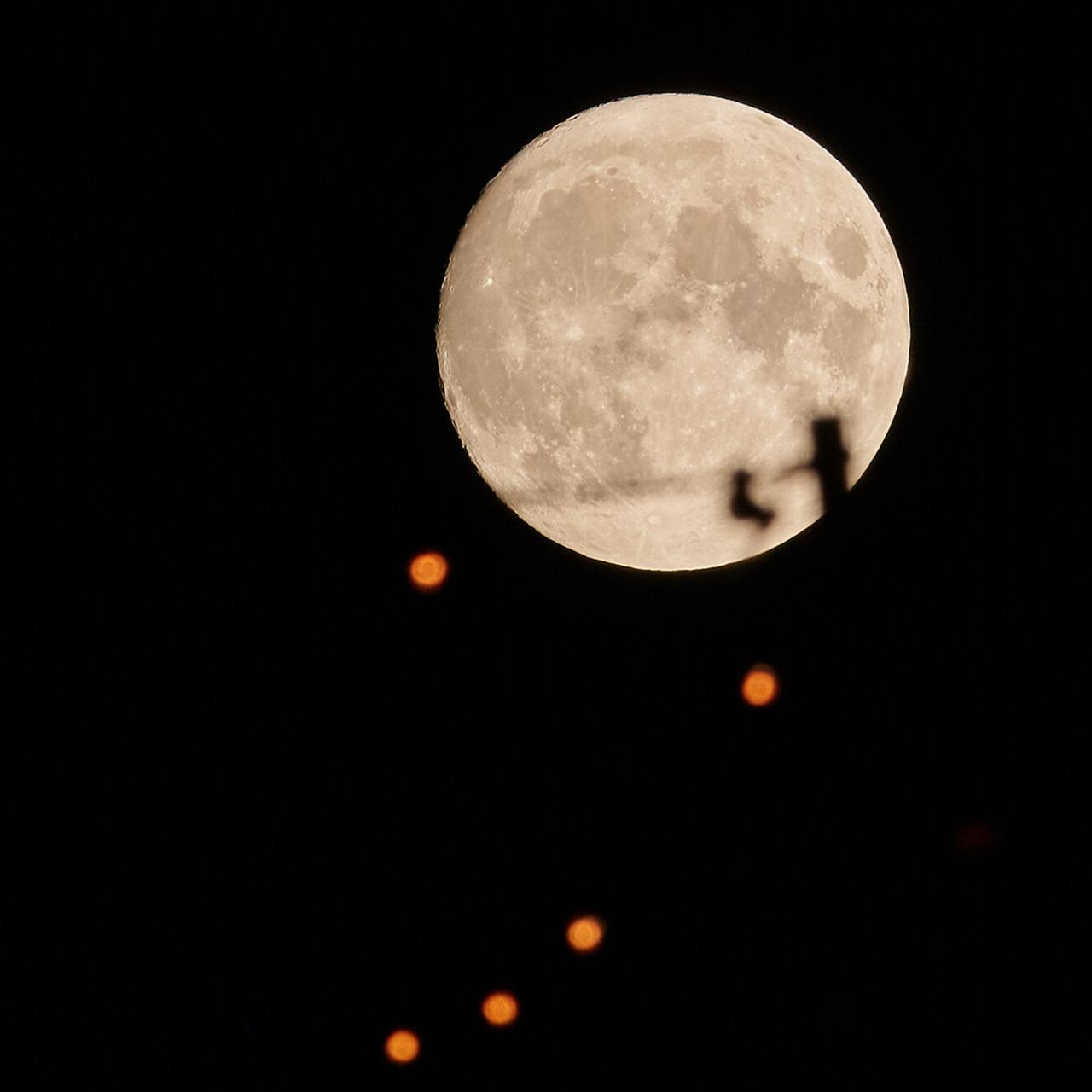 Der Mond geht über einer Terrasse 
