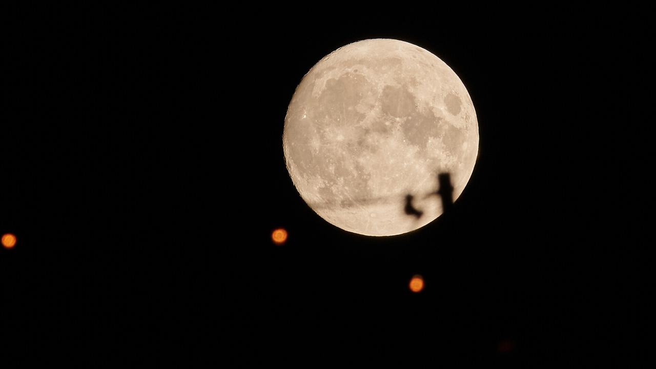 Der Mond geht über einer Terrasse Der Mond geht über einer Terrasse