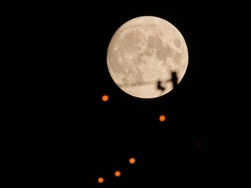 Der Mond geht über einer Terrasse 