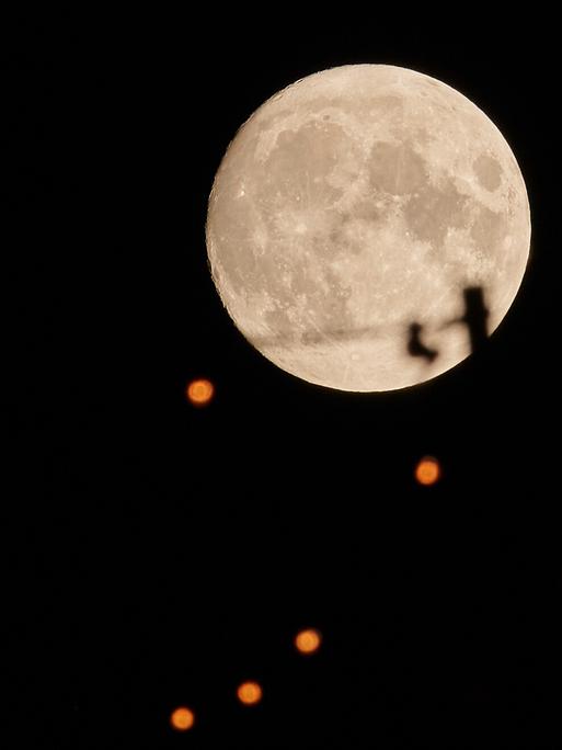 Der Mond geht über einer Terrasse 