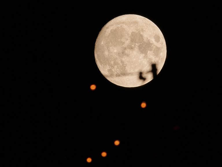 Der Mond geht über einer Terrasse 