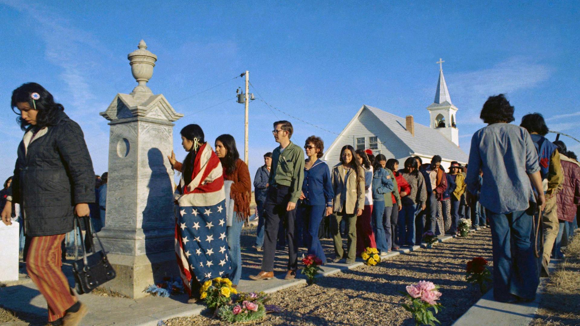 Mitglieder der Gruppe American Indian Movement im März 1973 bei der Besetzung des Orts Wounded Knee in South Dakota.