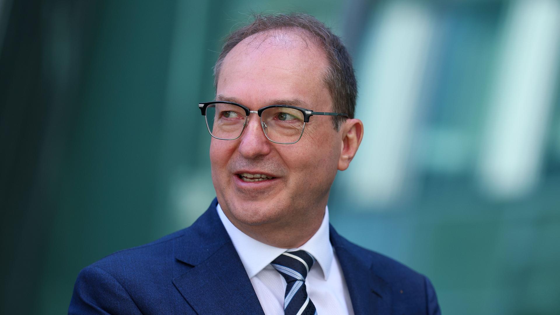 Alexander Dobrindt, Vorsitzender der CSU-Landesgruppe, schaut zur Seite und spricht. Alexander Dobrindt, Vorsitzender der CSU-Landesgruppe, schaut zur Seite und spricht.