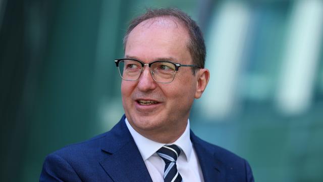 Ein Foto von Alexander Dobrindt. Ein mittelalter Mann mit braunen Haaren und Brille. Er trägt einen blauen Anzug. 