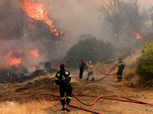 Feuerwehrleute versuchen einen Waldbrand auf der griechischen Insel Rhodos zu löschen  