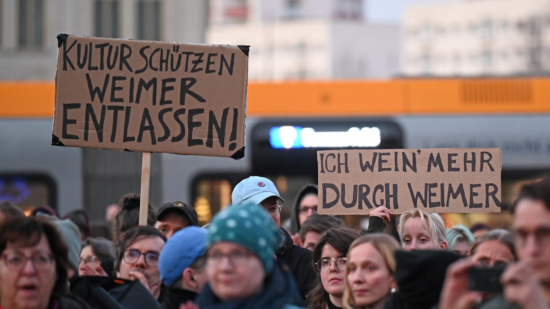 Teilnehmer einer Kundgebung des Leipziger Aktionsbündnis "„Leipzig nimmt Platz“" protestieren vor Beginn des Festakts zur Eröffnung der Leipziger Buchmesse vor dem Gewandhaus in Leipzig. Teilnehmer einer Kundgebung des Leipziger Aktionsbündnis "„Leipzig nimmt Platz“" protestieren vor Beginn des Festakts zur Eröffnung der Leipziger Buchmesse vor dem Gewandhaus in Leipzig.