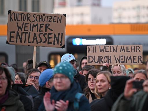 Teilnehmer einer Kundgebung des Leipziger Aktionsbündnis "„Leipzig nimmt Platz“" protestieren vor Beginn des Festakts zur Eröffnung der Leipziger Buchmesse vor dem Gewandhaus in Leipzig. 