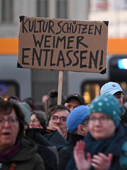 Teilnehmer einer Kundgebung des Leipziger Aktionsbündnis "„Leipzig nimmt Platz“" protestieren vor Beginn des Festakts zur Eröffnung der Leipziger Buchmesse vor dem Gewandhaus in Leipzig. 