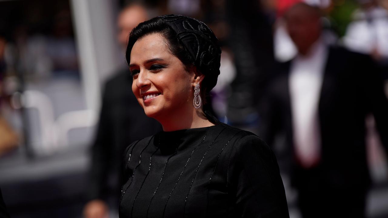 Die iranische Schauspielerin Taraneh Alidoosti trägt ein schwarzes Kleid und silberne Ohrringe.