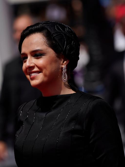 Die iranische Schauspielerin Taraneh Alidoosti trägt ein schwarzes Kleid und silberne Ohrringe.