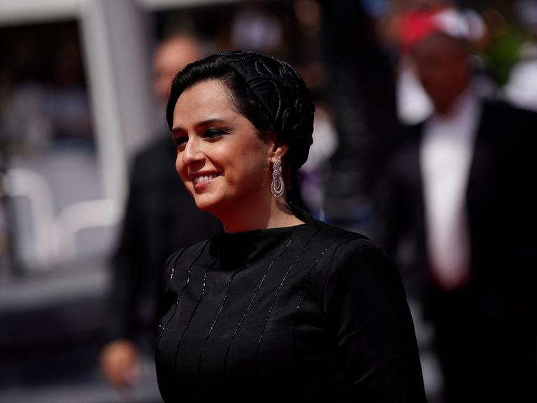 Die iranische Schauspielerin Taraneh Alidoosti trägt ein schwarzes Kleid und silberne Ohrringe.