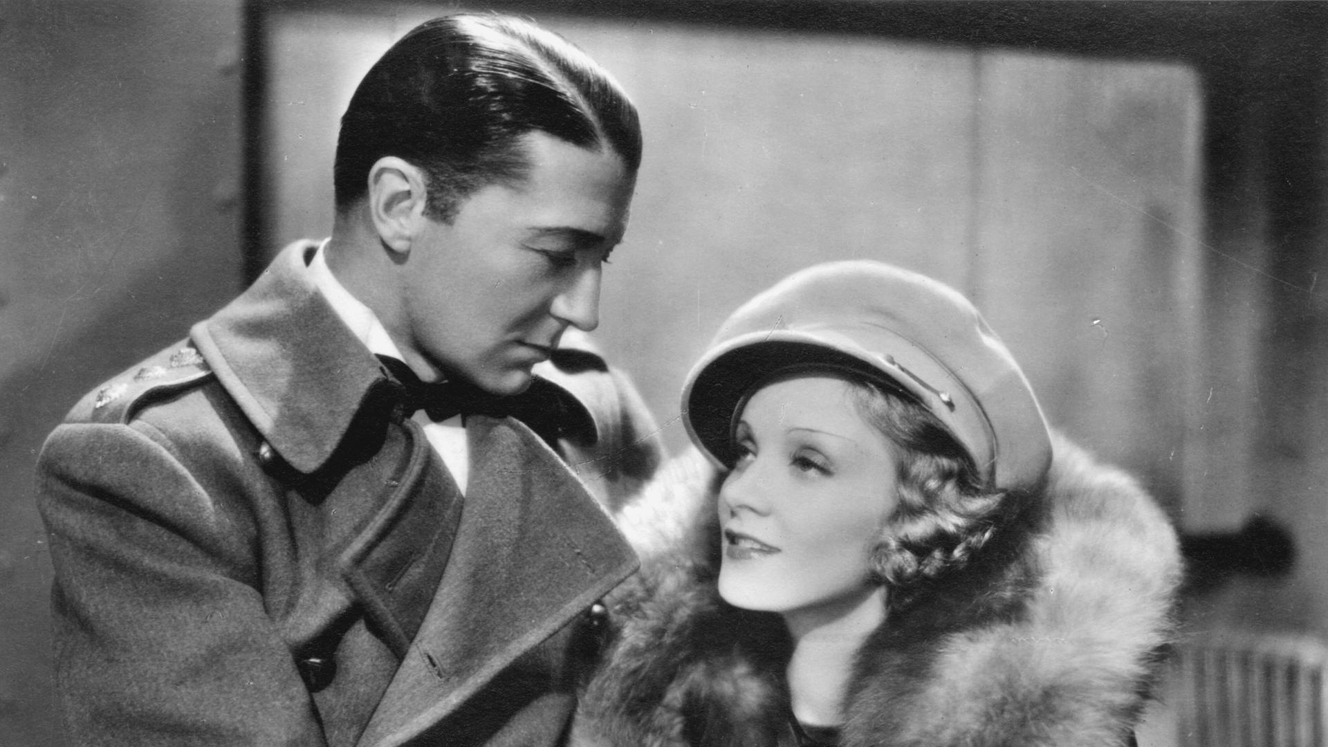 Clive Brook und  Marlene Dietrich in "Schanghai-Express" - Josef von Sternbergs Film von 1932 nach einer Erzählung von Harry Hervey