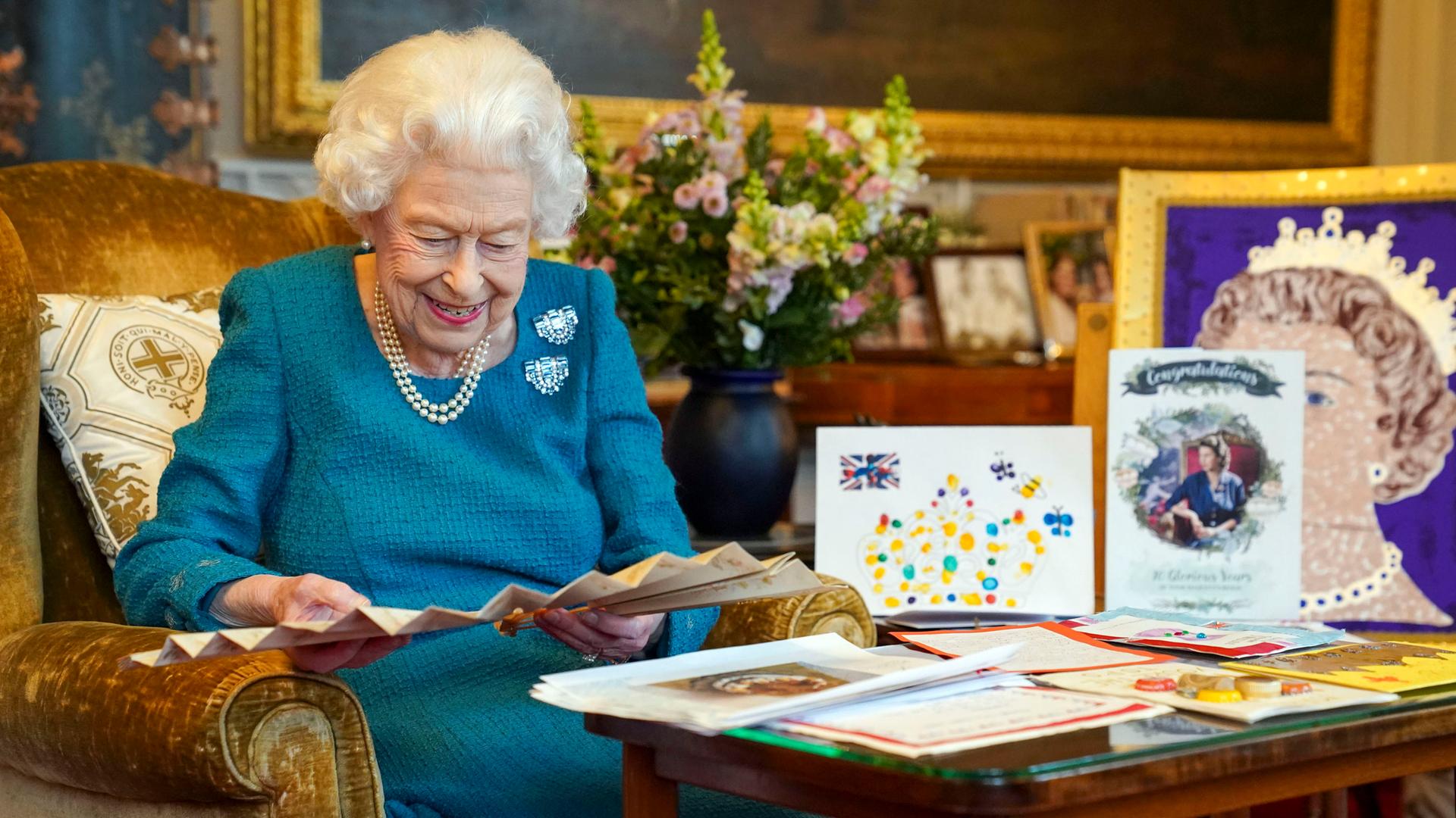 Die britische Königin Elisabeth II mit Geschenken zu ihrem Thronjubiläum. Die britische Königin Elisabeth II mit Geschenken zu ihrem Thronjubiläum.