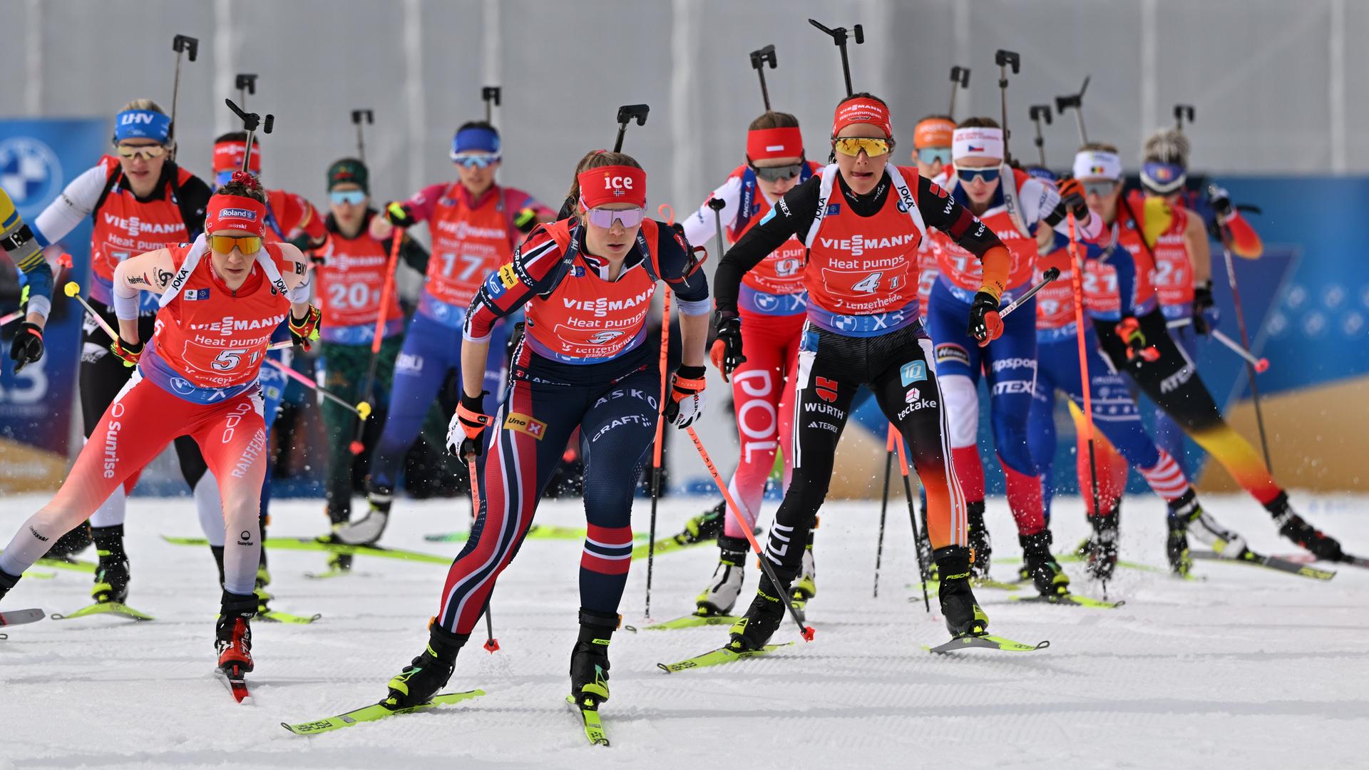Die Biathletinnen starten ins Staffelrennen bei der WM in Lenzerheide. Die Biathletinnen starten ins Staffelrennen bei der WM in Lenzerheide.
