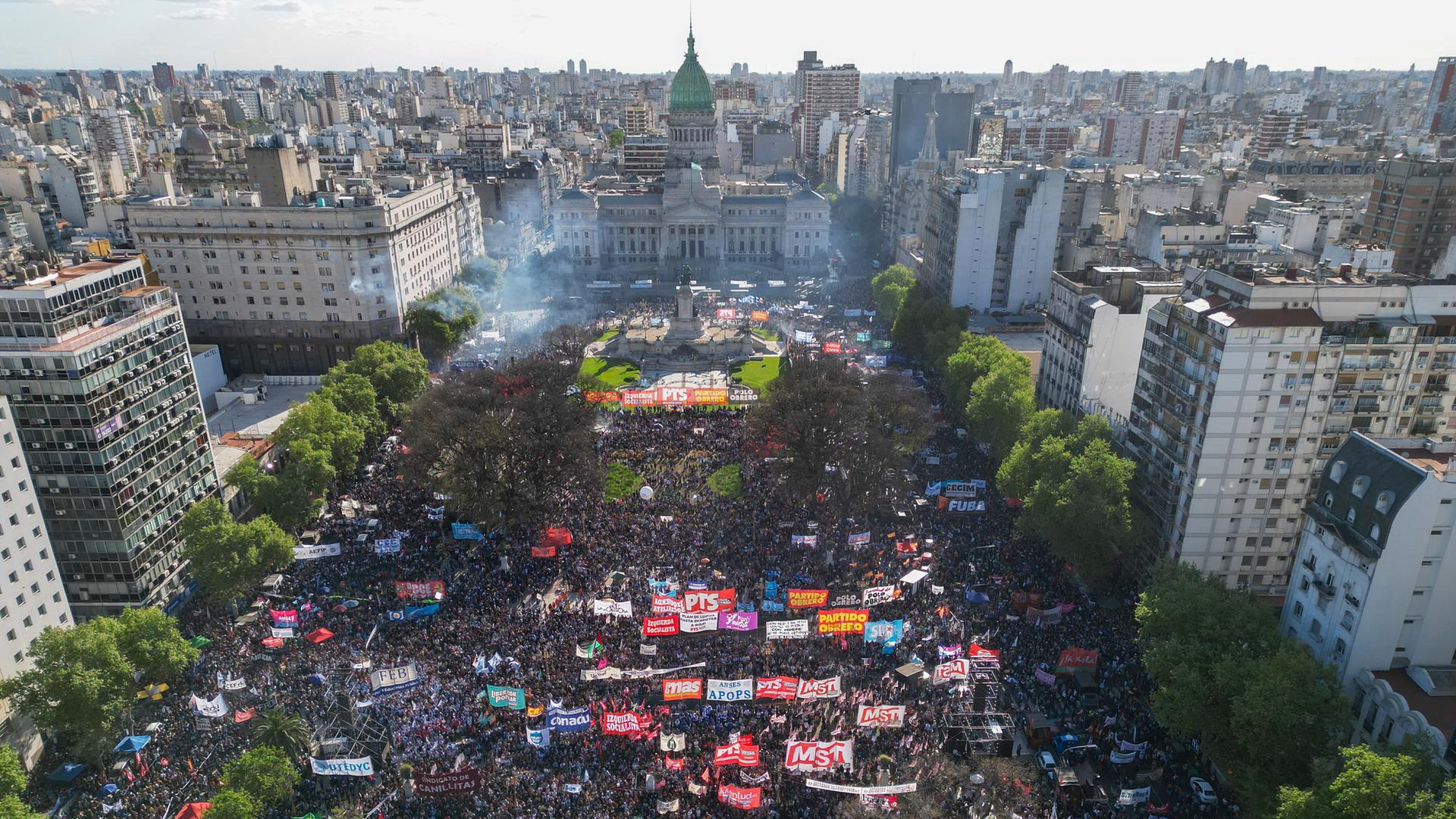 Demonstranten marschieren zum Kongressgebäude in der argentinischen Hauptstadt Buenos Aires und fordern eine bessere Finanzierung der Hochschulen. 