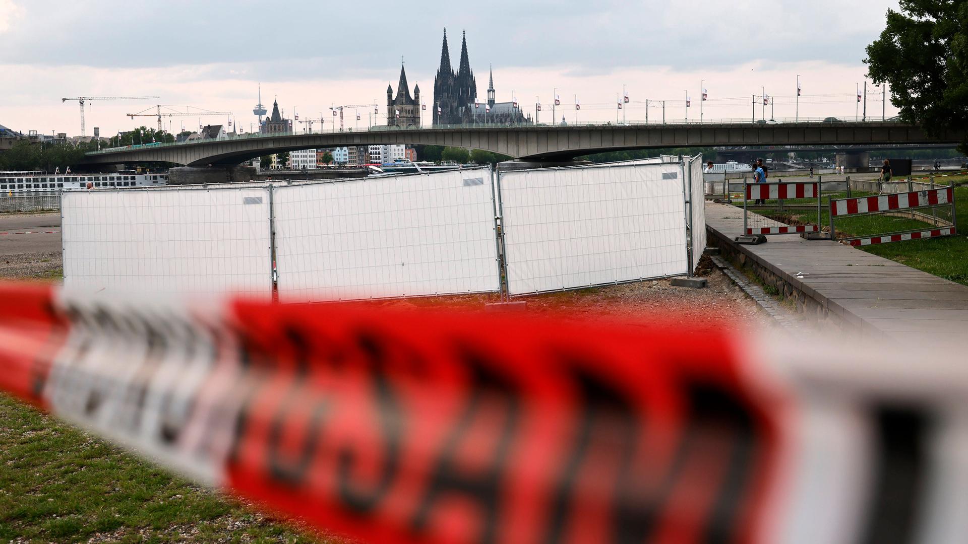 Absperrung am Fundort der drei Weltkriegsbomben in Köln, im Hintergrund ist der Dom zu sehen. Absperrung am Fundort der drei Weltkriegsbomben in Köln, im Hintergrund ist der Dom zu sehen.