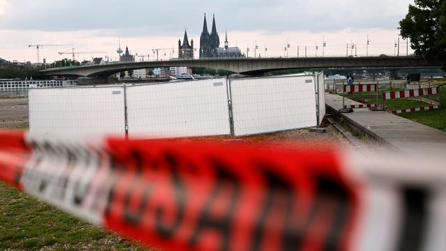 Absperrung am Fundort der drei Weltkriegsbomben in Köln, im Hintergrund ist der Dom zu sehen.