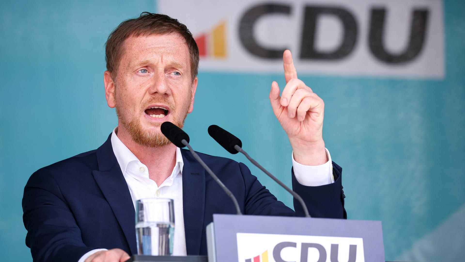 Michael Kretschmer (CDU), Ministerpräsident von Sachsen, spricht bei einer Kundgebung der CDU Sachsen zur Kommunal- und Europawahlen auf dem Nikolaikirchhof.