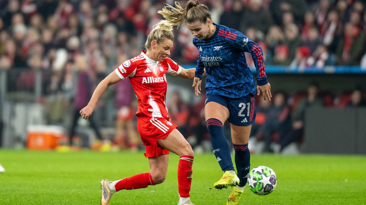 Linda Dallmann vom FC Bayern München (rotes Trikot) versucht sich gegen Victoria Pelova vom FC Arsenal London durchzusetzen.