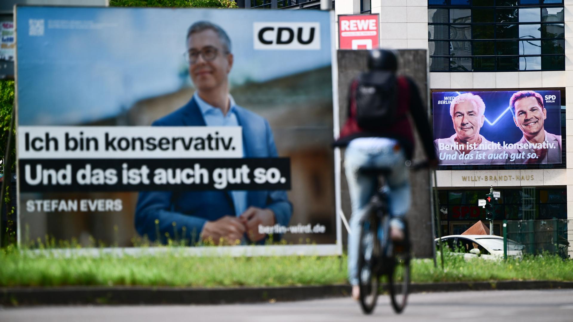 Plakat der CDU im Wahlkampf zur Abgeordnetenhauswahl in Berlin. Abgebildet ist Spitzenkandidat Evers mit dem Slogan "Ich bin konservativ. Und das ist auch gut so". Im Hintergrund ein Plakat der SPD, das auf die CDU-Werbung reagiert.