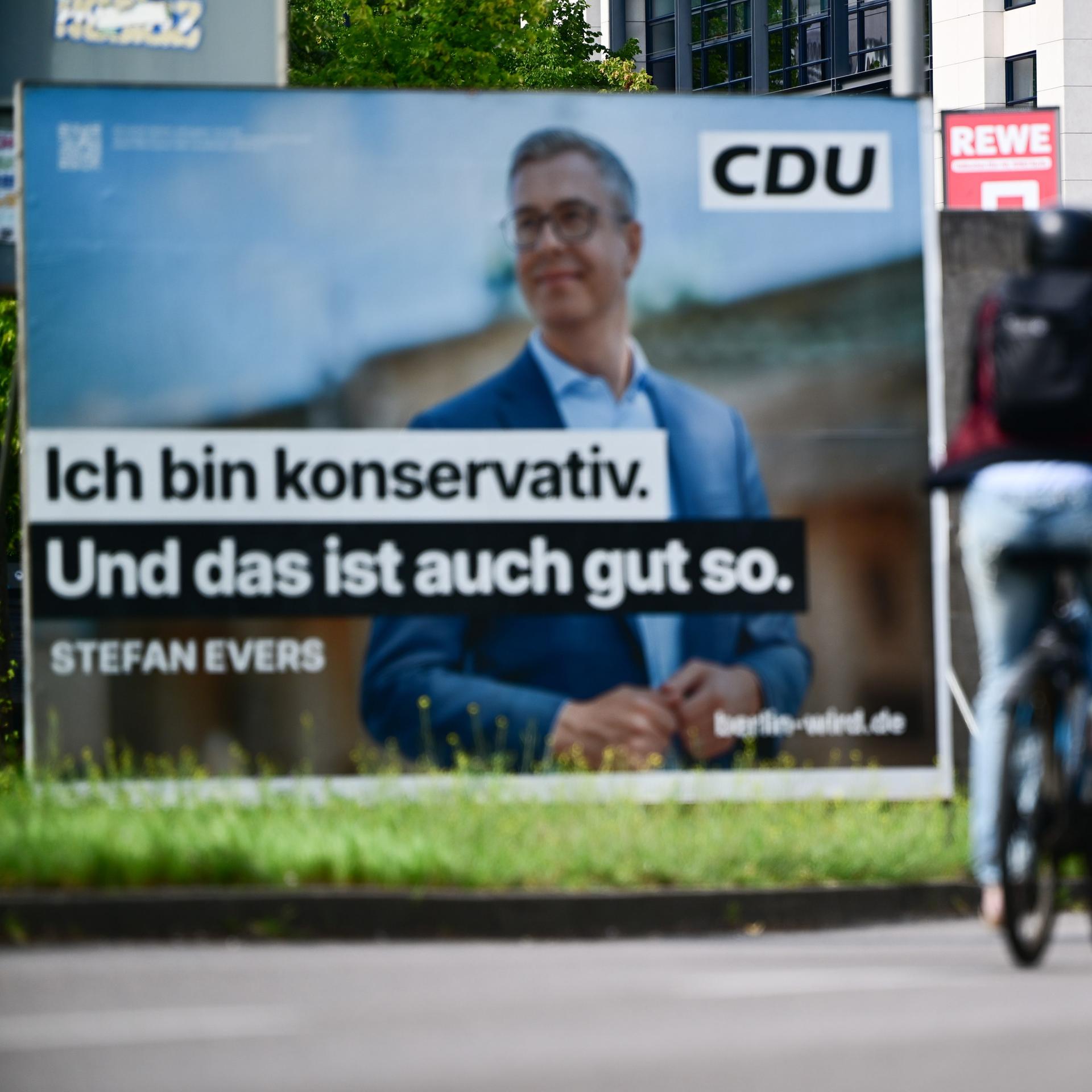 Plakat der CDU im Wahlkampf zur Abgeordnetenhauswahl in Berlin. Abgebildet ist Spitzenkandidat Evers mit dem Slogan "Ich bin konservativ. Und das ist auch gut so". Im Hintergrund ein Plakat der SPD, das auf die CDU-Werbung reagiert.