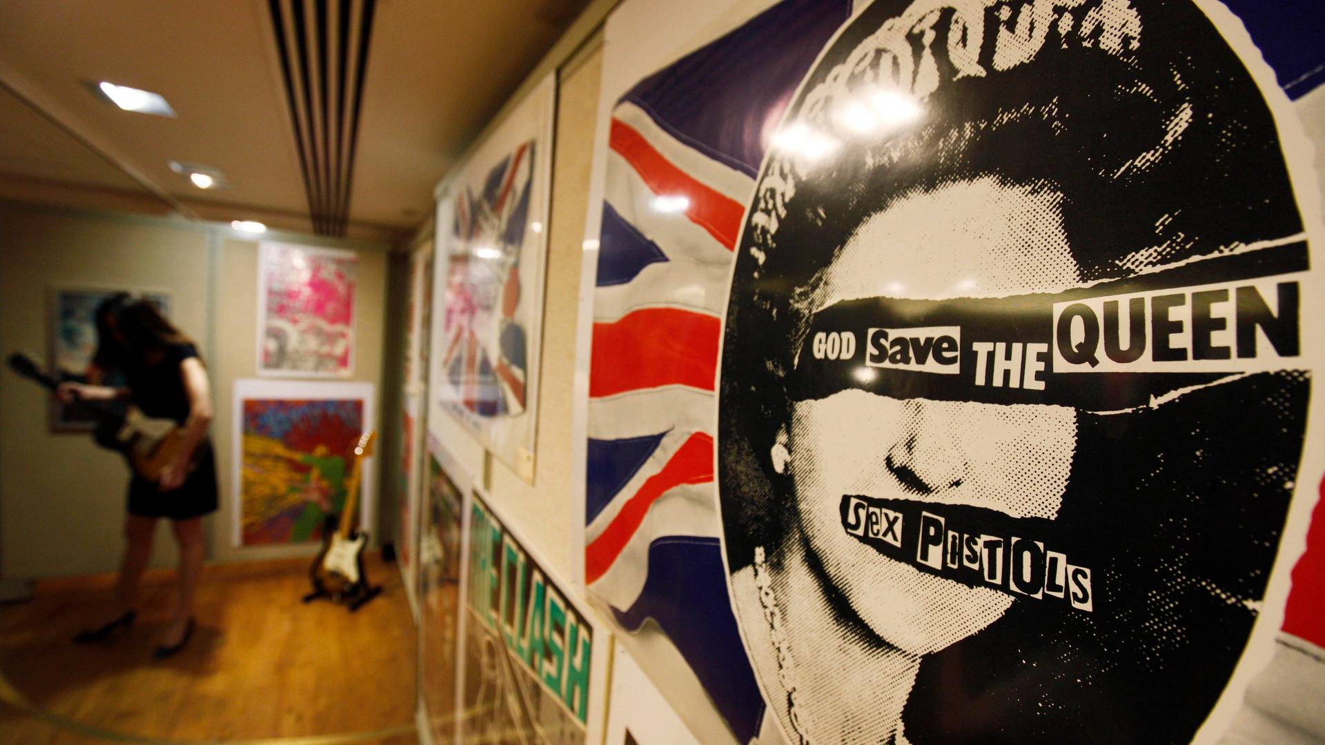 Ein Poster der Band Sex Pistols ist neben anderen Postern beim Auktionshaus Christie's zu sehen.