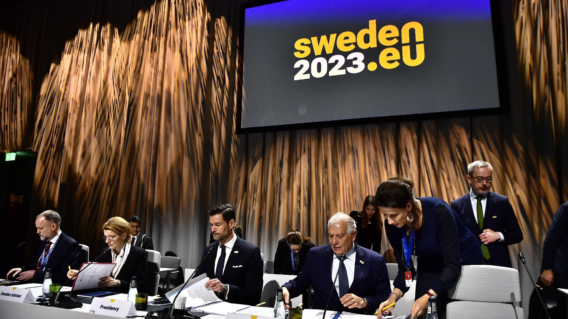 Der schwedische Entwicklungsminister Johan Forssell und der Außenbeauftragte der EU, Josep Borrell, beim informellen Treffen der Ministerinnen und Minister in Stockholm.