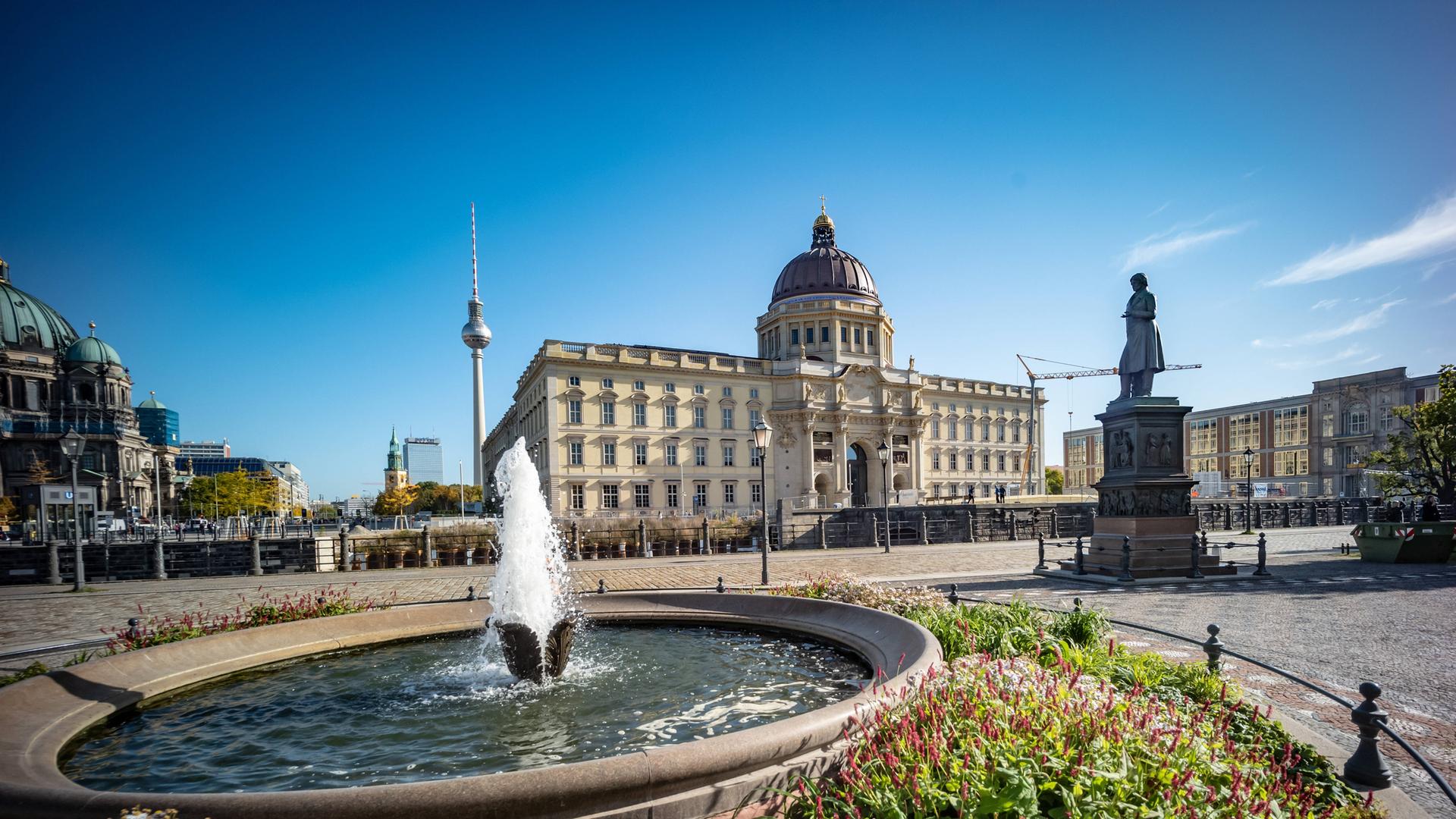 Humboldt-Forum Berlin am Schlossplatz bei blauem Himmel.